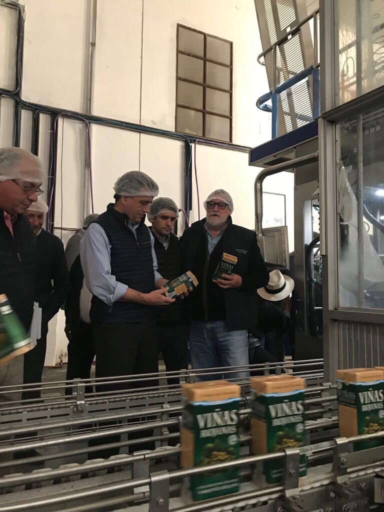 lmetchevehere's tweet photo. Recorriendo la Cooperativa La Riojana, más de 400 socios que se dedican a la producción vitivinifrutícola. A través de la asociación logran una mayor tecnificación y desarrollo. https://t.co/tAL4dzt6MO