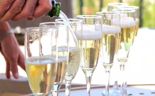 CalifWines_US's tweet photo. Pop some bubbly & let harvest begin! August marks the start of the sparkling wine harvest in #California, which is great news for your future celebrations & casual brunches alike. #bubblesmakeitbetter #californiawines https://t.co/WgZlI0GFS8