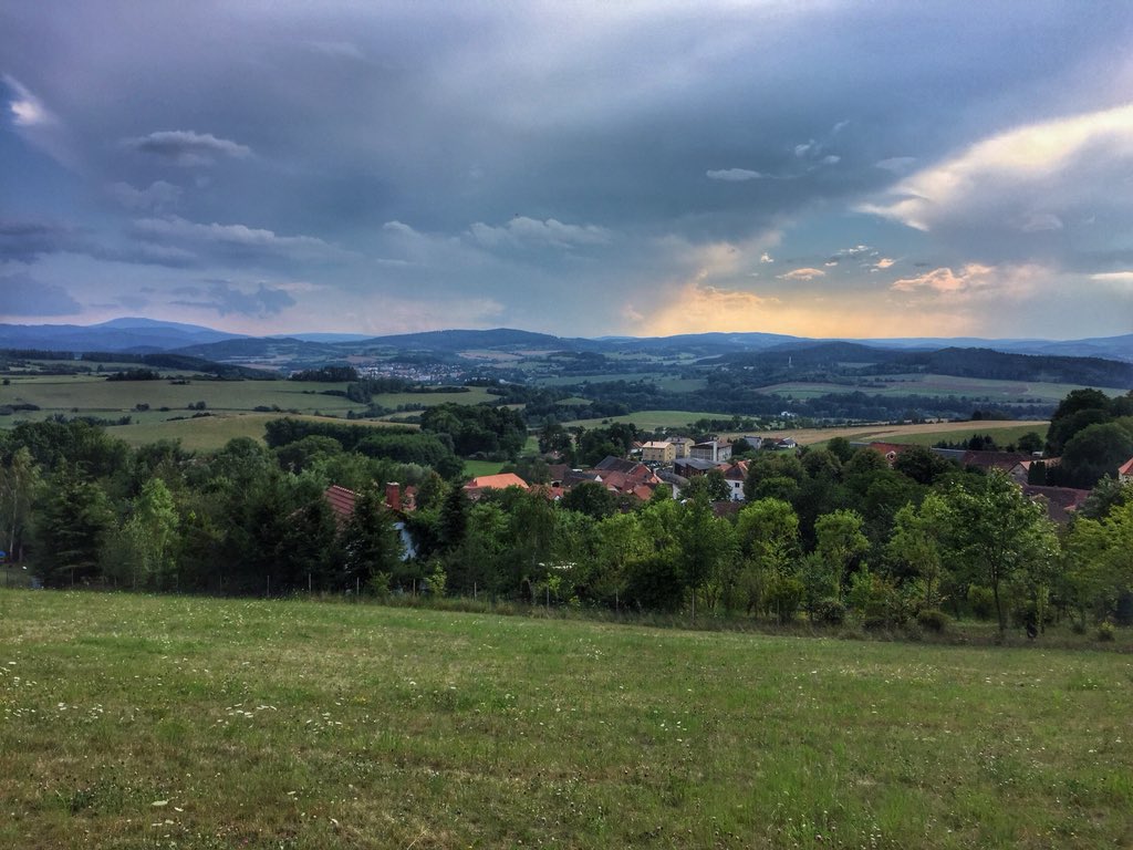 OndrejNevole's tweet photo. Pěkný výhled na Hoštice od Troškovi lavičky. Má pravdu, když sám říká, že je tam příjemné posezení i výhled 😊 #hostice #nature #photo #sunday https://t.co/f7jFlXl4Ps