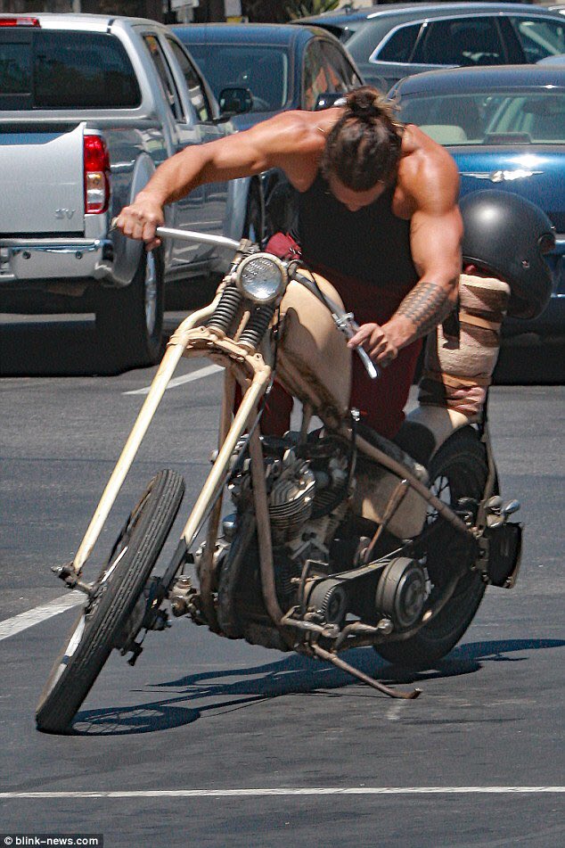 Jason Momoa News On Twitter Jason Momoas Bike Breakdown In La