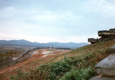 Korean_DMZ_Vets's tweet photo. 1985 - Up on the Z - Guard Post Collier, one of it's supporting bunkers, looking down the line towards the barrier fence. Photo courtesy of Robert Philbrook.
#dmz #dmzvets #barrierfence #koreandmzvets #dmzwar #koreandmz #mdl #unknownwar #korea #rok #2id https://t.co/6slKxOPBxL