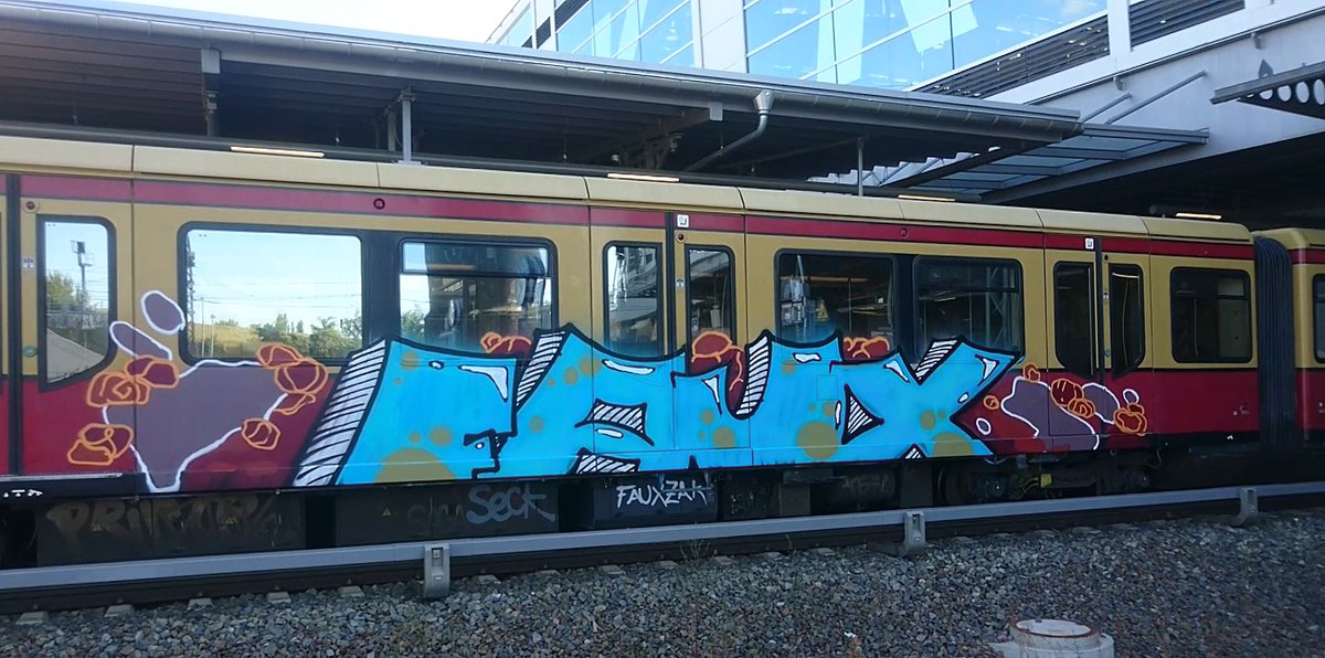 TrainsBB's tweet photo. #aktuell auf der #LinieS5 unterwegs #artwork #berlin #color #current #db #graffiti #painting #stadtbahn #streetart #sbahnberlin #sbahn #spraytrain #trainart #trainbombing #trainwring #train #urbanart #zugliebe #urgh #7wg #faux https://t.co/LHpqzuvUAw
