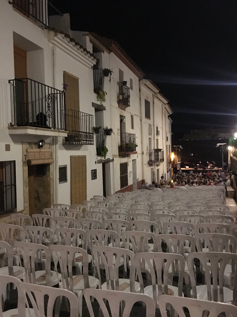 hectormgarrido's tweet photo. No una. No dos. Ni tres.... SIETE filas reservadas para autoridades e invitados en un concierto popular (#Orfim) en Oropesa del Mar. Las filas que están detrás lo verán, digamos, pelín lejos. “Se ha hecho así siempre”, dice una autoridad de por aquí. 

Pues se ha hecho MAL. https://t.co/4yySLGx432