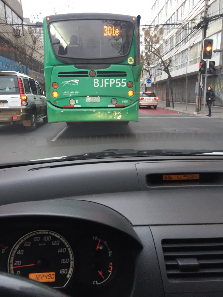 ale_suarez_soto's tweet photo. Ministra @GloriaHutt podría indicarnos qué ocurre con el transporte público que circula por las vías habilitadas para particulares, en vez de circular por la vía exclusiva... también les pasan partes? https://t.co/qu33J8P9y1