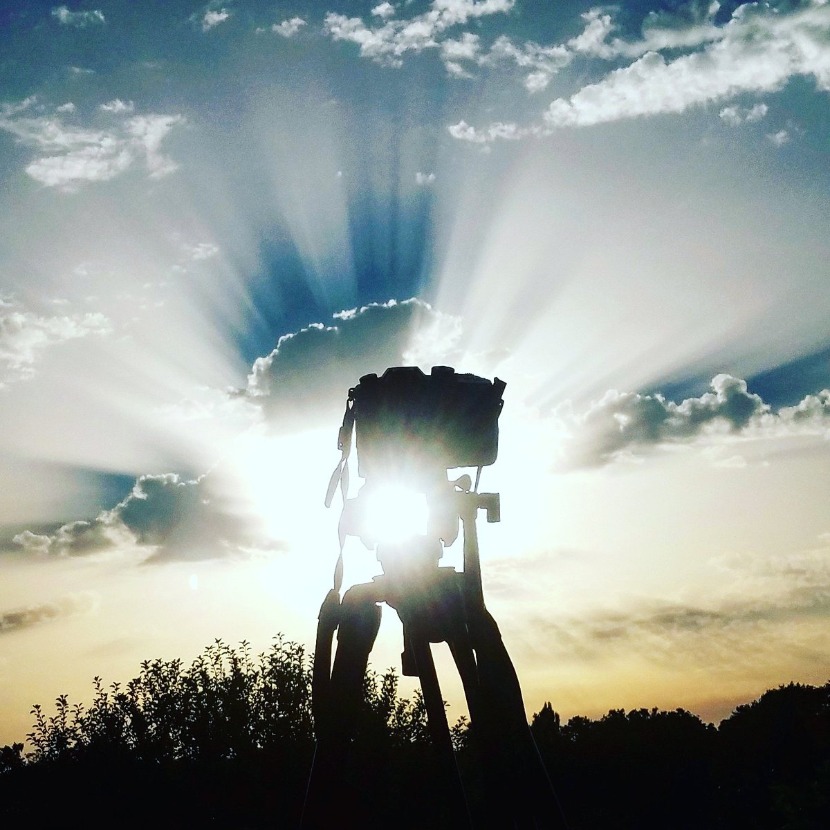 zacdenman's tweet photo. Stunning timelapse captured tonight for an upcoming music video @zacdenman #timelapse #promo #musicvideo #producer #director #cameraman #music #video #london #liveband #filming #videoproduction #zacvideo #videographer #videography #londonmusic #londonlife #music #musicians https://t.co/hU1VAI8GhH