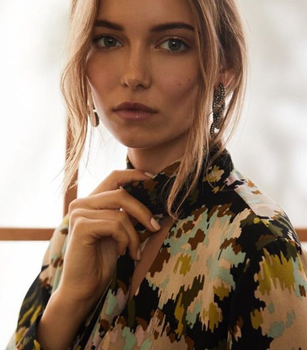 Simple and effortless 🌹 Carole Fontaine uses a touch of #RosebudSalve on the beautiful Anita Brazhnyk for <a href="/BCBGMAXAZRIA/">BCBGMAXAZRIA</a>. Thanks for the tag! #RosebudStories #SimpleBeauty 📸 @NeilSharum