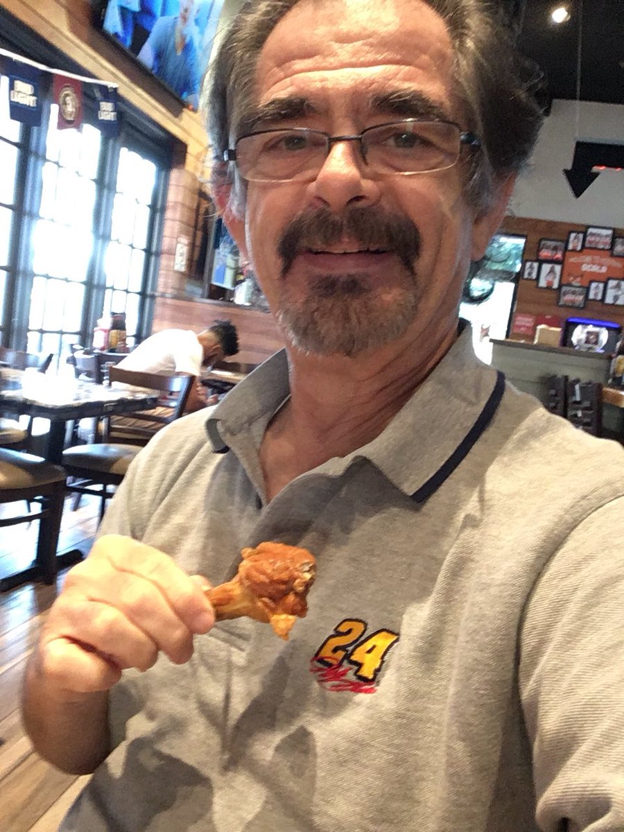 PixPlatesPlaces's tweet photo. Celebrating Chase ... !!! #HootersTV https://t.co/FgkRyRMzKy