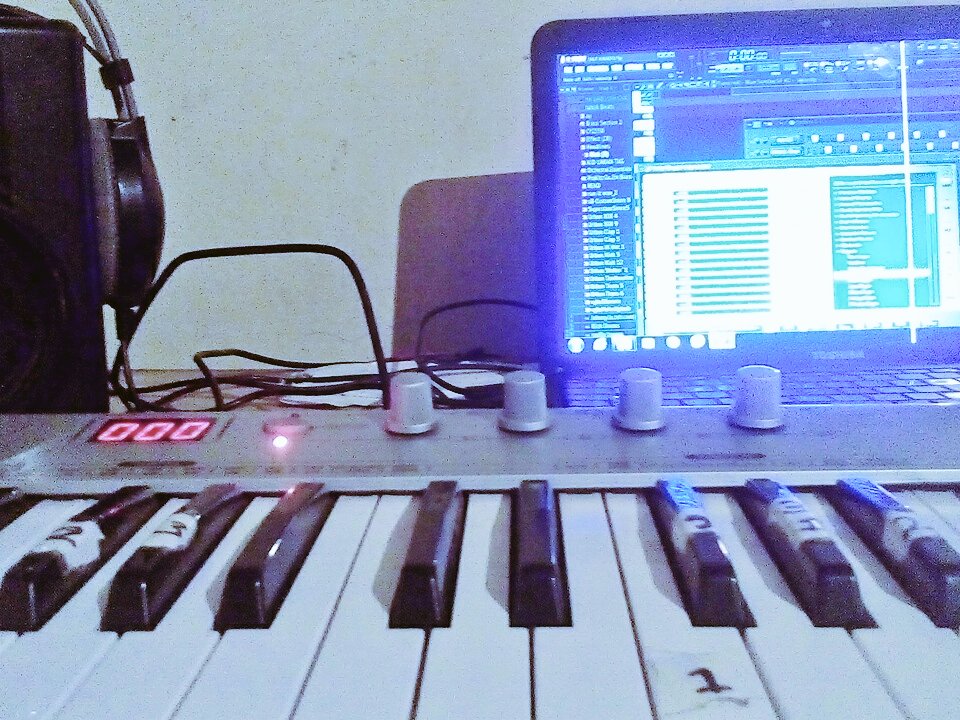 DlalaBw's tweet photo. Late night session🔥🔥🔥🔥 TRS STUDIOS #imThebeless
#DlalaBeats🎹 @SamuraiBeats808 https://t.co/3F3C7FFj15