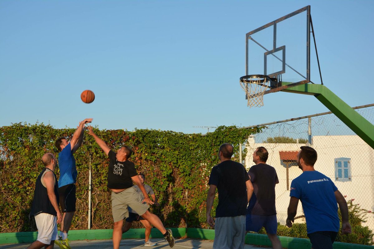 NetasDimitris's tweet image. Μπορεί τα χρόνια να πέρασαν και να μην είμαστε πια έφηβοι. Όμως η καρδιά μας και η ψυχή μας αντέχει!!! Μπράβο σε όλους!!! Μυκονιάτικα 2018!!!