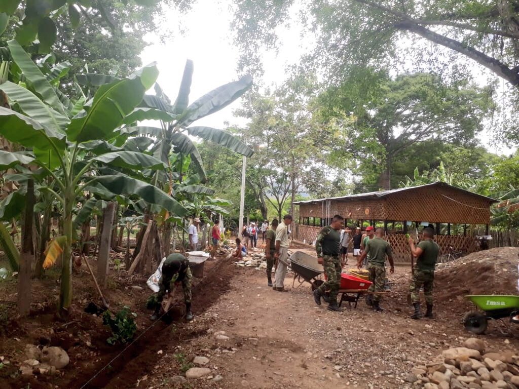 Ejercito_CAAID's tweet image. Héroes #Multimisión del Batallón de Operaciones Terrestres n.19 de la #SextaBrigada trabajan en la adecuación de la entrada del cabildo IRCO en el  municipio de #Ataco #Tolima.
#FeEnColombia @Ejercito_Div5