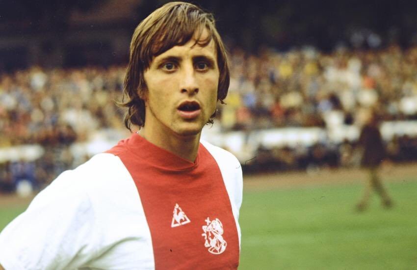 Ajax__France's tweet photo. Et Dieu créa Johan Cruijff... Révolutionnaire du ballon rond ⚽️
#Ajax #Classicfootball #footballvintage #Ajaxclassics #retrofootball #Cruijff #JohanCruijffArenA #JohanCruijff #TheBest #football https://t.co/O7haK9Dgco