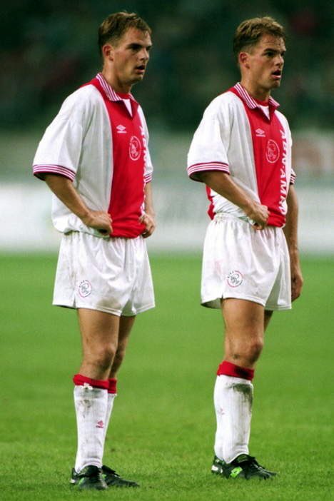 Ajax__France's tweet photo. Les jumeaux Frank et Ronald de Boer ! #Ajax #Classicfootball #footballvintage #Ajaxclassics #retrofootball #DeBoer https://t.co/Gb4cxcJWCF