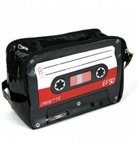 gadget__store's tweet photo. Neceser retro #regalos #frikis | Más info en https://t.co/sLKQnQhoDp https://t.co/oLVuHuSkZt