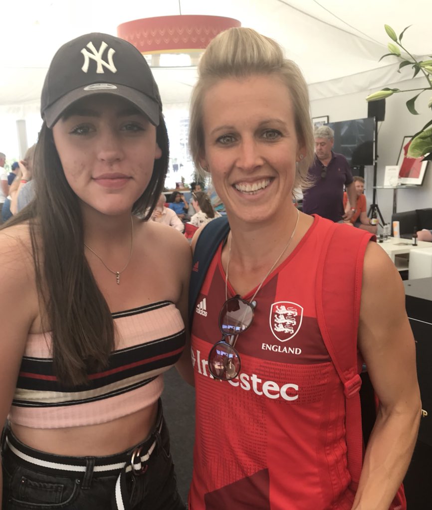 17gracehardy's tweet photo. Thank You to the #hwc2018team for a great day. An amazing experience meeting @JoHunter9 @sophiebray19 @Amy10ant @stownsend7 @MaddieHinch @LauraUnsworth4 @AlexDanson15 @dannykerry 
Proud to see the our girls get so far!
TOTALLY INSPIRING
#HWC2018 #englandwomenshockey #womenshockey https://t.co/3UlDo8B4Rb