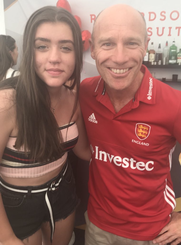 17gracehardy's tweet photo. Thank You to the #hwc2018team for a great day. An amazing experience meeting @JoHunter9 @sophiebray19 @Amy10ant @stownsend7 @MaddieHinch @LauraUnsworth4 @AlexDanson15 @dannykerry 
Proud to see the our girls get so far!
TOTALLY INSPIRING
#HWC2018 #englandwomenshockey #womenshockey https://t.co/3UlDo8B4Rb