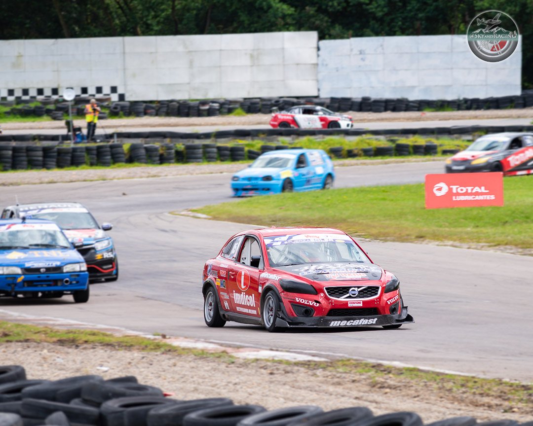 SkyAndRacing's tweet photo. 🏆 Muchas felicitaciones a Víctor Hugo Fajardo y Nicolás Leyton quienes ganaron en su impecable @VolvoCarCo la #CarreraDeDuracion y el #Chase2018 del @TC2000Colombia 🇨🇴 🏁
#VolvoCars #TC2000Colombia #TC2000xWIN #SoyTotalTC2000 #Speed #Motorsport #Racing https://t.co/Zc6Zqq9N18