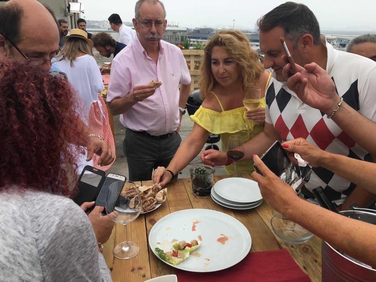 Turvegal's tweet photo. Xornada espectacular #mqcbarbacoa by @TerneraGallega con #cheftaky e @gipsychef no #mercadodoberbes en #vigo @ALCALDEJOS @RecetasDeMalena @MILIASB @LaurelyCanela @luisondome @XOANARCODAVELLA @GastroyPolitica @alvientooo @fidelmartin @quehacerenvigo @Abelcaballero_  @Marcovolador1 https://t.co/vKWwESqfxa