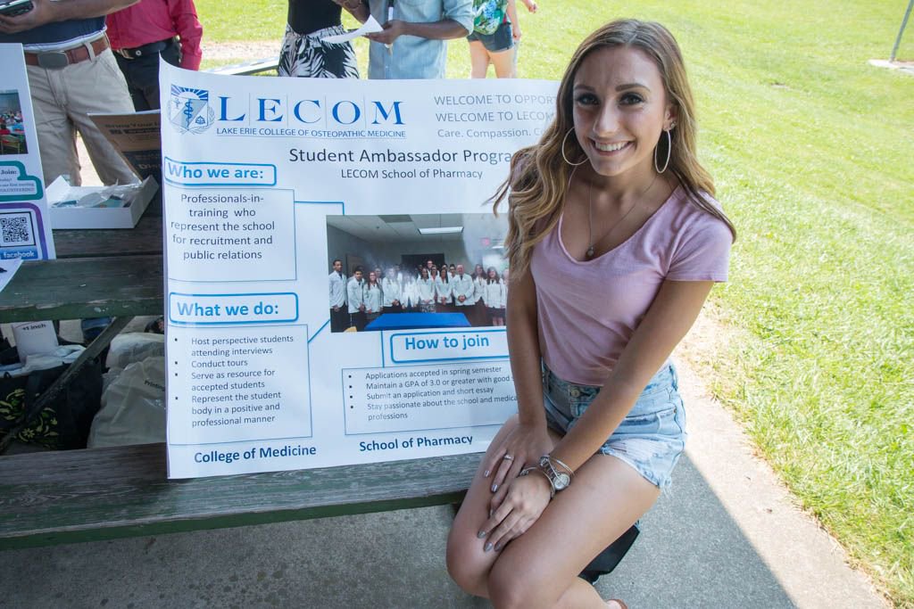 1LECOM's tweet photo. First and second-year students, along with faculty and staff, enjoyed a beautiful Sunday afternoon at the Erie School of Pharmacy's Welcome Picnic! 🤗☀️ #lecom2021 @rachelogden1 @HersheyBell34 @nicupharmd @DrRMWise https://t.co/1M3vmSpoY8
