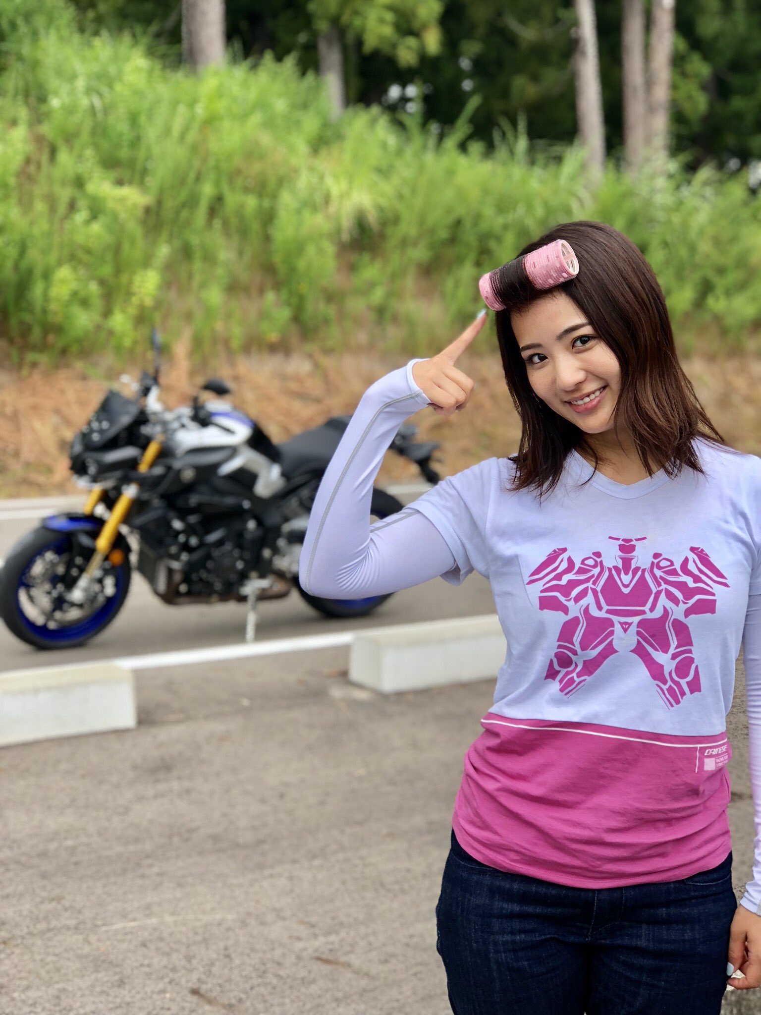 平嶋夏海 ヘルメットを脱いだらカーラーはマスト じゃないとおでこに張り付いてるから ふんわり前髪じゃないと撮影は始まりません 平嶋二輪 オートバイ Yamaha Mt10 ダイネーゼ Dainese Twitter