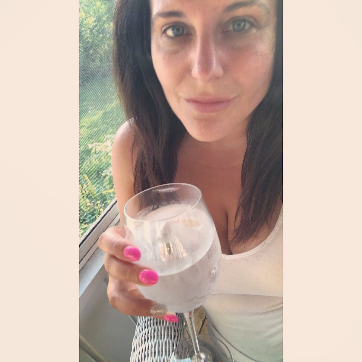 TanjaBaker1's tweet photo. Sparkling water counts as wine right?? #goaldigging #nowine #waterfordays https://t.co/i6uMWhtct9