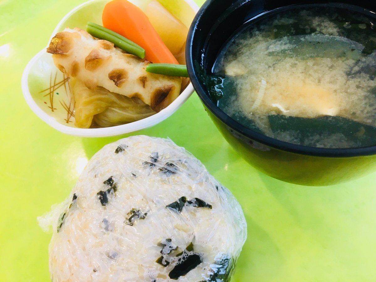 kappppa0607's tweet photo. ロールキャベツ久し振りに食します!
みそ汁と、玄米おにぎりのコンビも
最高です〜(๑´ސު`๑)♫
#lunch
#rollcabbage https://t.co/EYTzRRiWG6