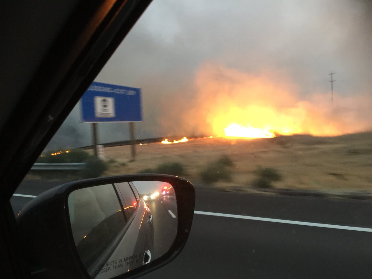 maranort's tweet photo. Fire close to traffic, interstate 5 California #FiveFire #Kettleman #Kettleland https://t.co/nE0VNKSzM5