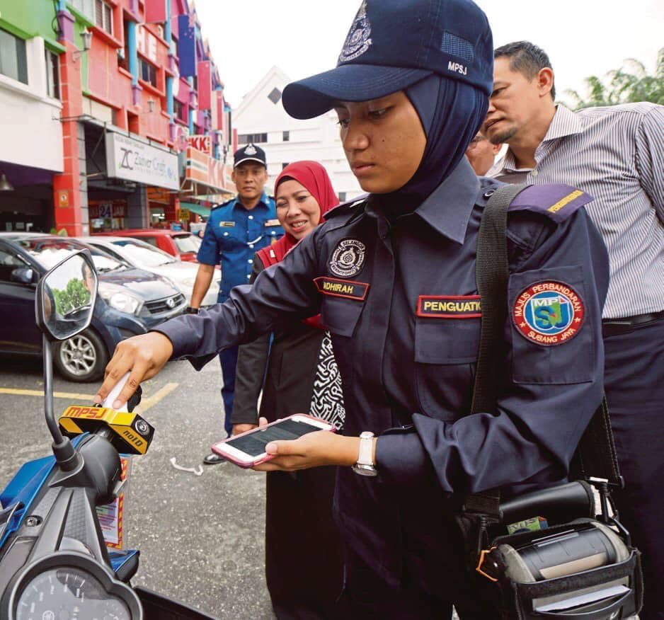ashrfothmnn's tweet photo. Sekarang dah tak boleh park motor merata. Nanti kena clamp. https://t.co/JcnWi76goV