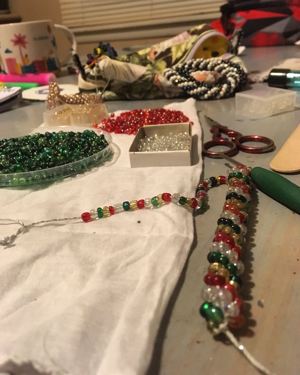 WursterWeight's tweet photo. Sort, thread, crochet, join, repeat. #untilthewashingdings #OCDmonster https://t.co/yHpRyWHH5W
