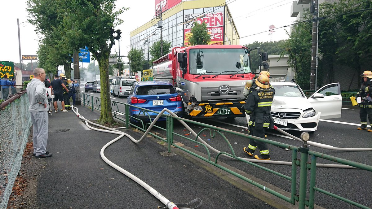 新青梅街道で玉突き事故が起きた現場の画像