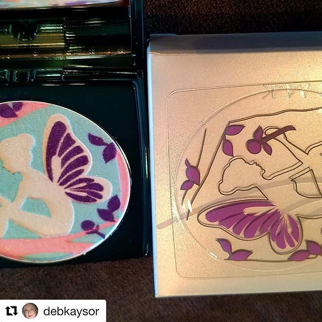 fudejapan's tweet image. #Repost @debkaysor with @get_repost
・・・
RMK Moon Bloom Finishing Powder. Powder is on the left. Beautiful embossing. I love finishing powders. Have quite a collection. This one is too pretty to use.
#fudejapan #finishingpowder #tinkerbell