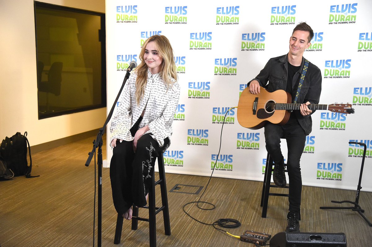 Sabsfeet's tweet photo. So cute when @SabrinaAnnLynn performs barefoot. https://t.co/xwXKVT3sMf