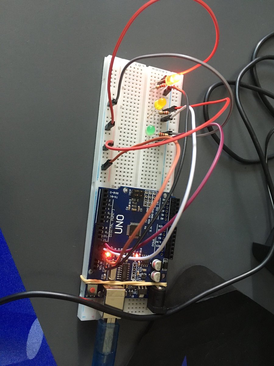 Primer semáforo funcionando. Sexto grado de primaria ISEP <a href="/MzaDGE/">DGE Mendoza</a> <a href="/educarportal/">educ.ar</a> #Visualino