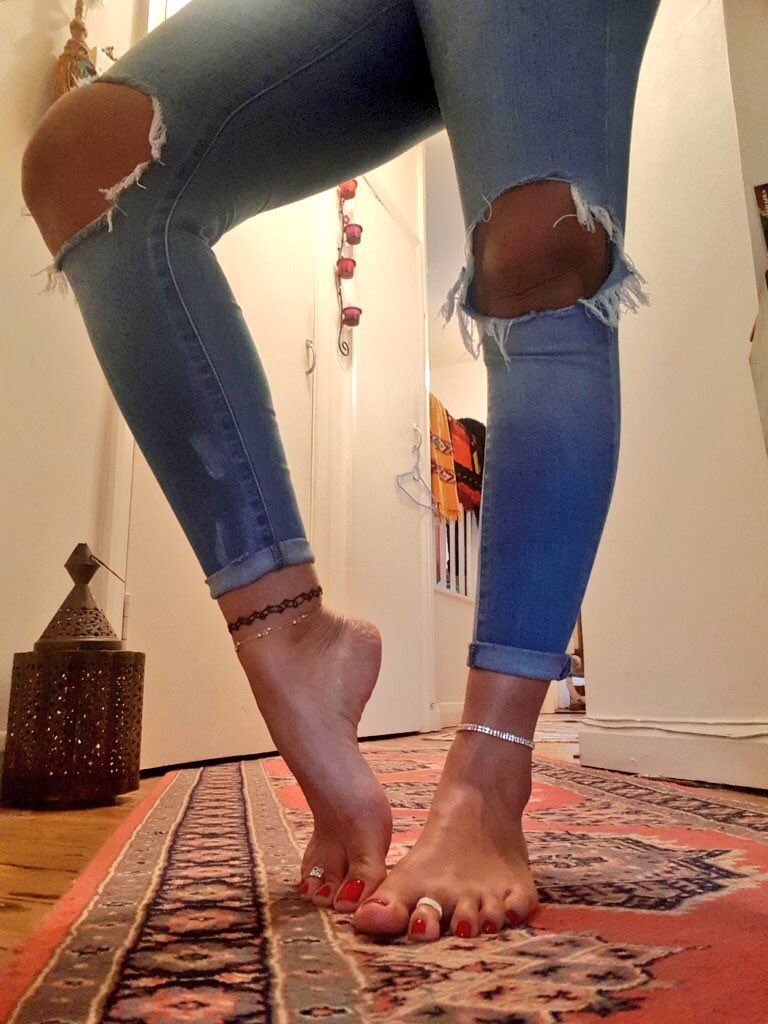 troycechoice's tweet photo. This is the picture that captivated me to become addicted to @GoddessCleo3 πππ I love you and I canβt wait to visit and treat you like the queen you are #dreamgirl #perfectfeet #perfecteverything #wifeyplease https://t.co/AdcCULtBEx