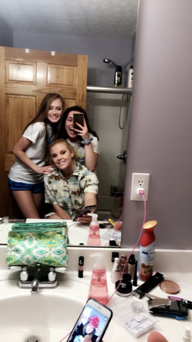 abbeyjayne44's tweet photo. Happy birthday honey bun sweetie pie baby doll!! I hope ou enjoy these ugly pictures❤️love you boo🎊🎉🎊🎉 https://t.co/8IuHaSZ7Vz