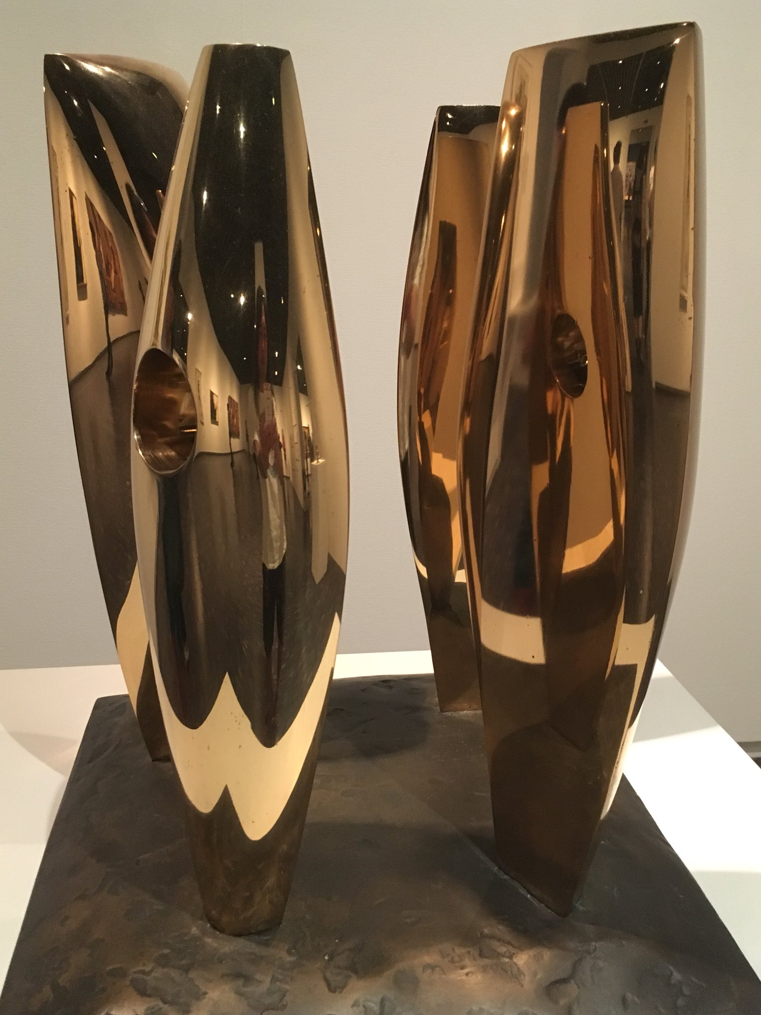 岡田昌浩 東京国立近代美術館 Momatコレクション 021 18 50 1968 バーバラ ヘップワース 待っている四人 エルジェ ジョルジュ レミ シドニー行き714便 のうち No 43 T Co Vqvvbh0uyb Twitter