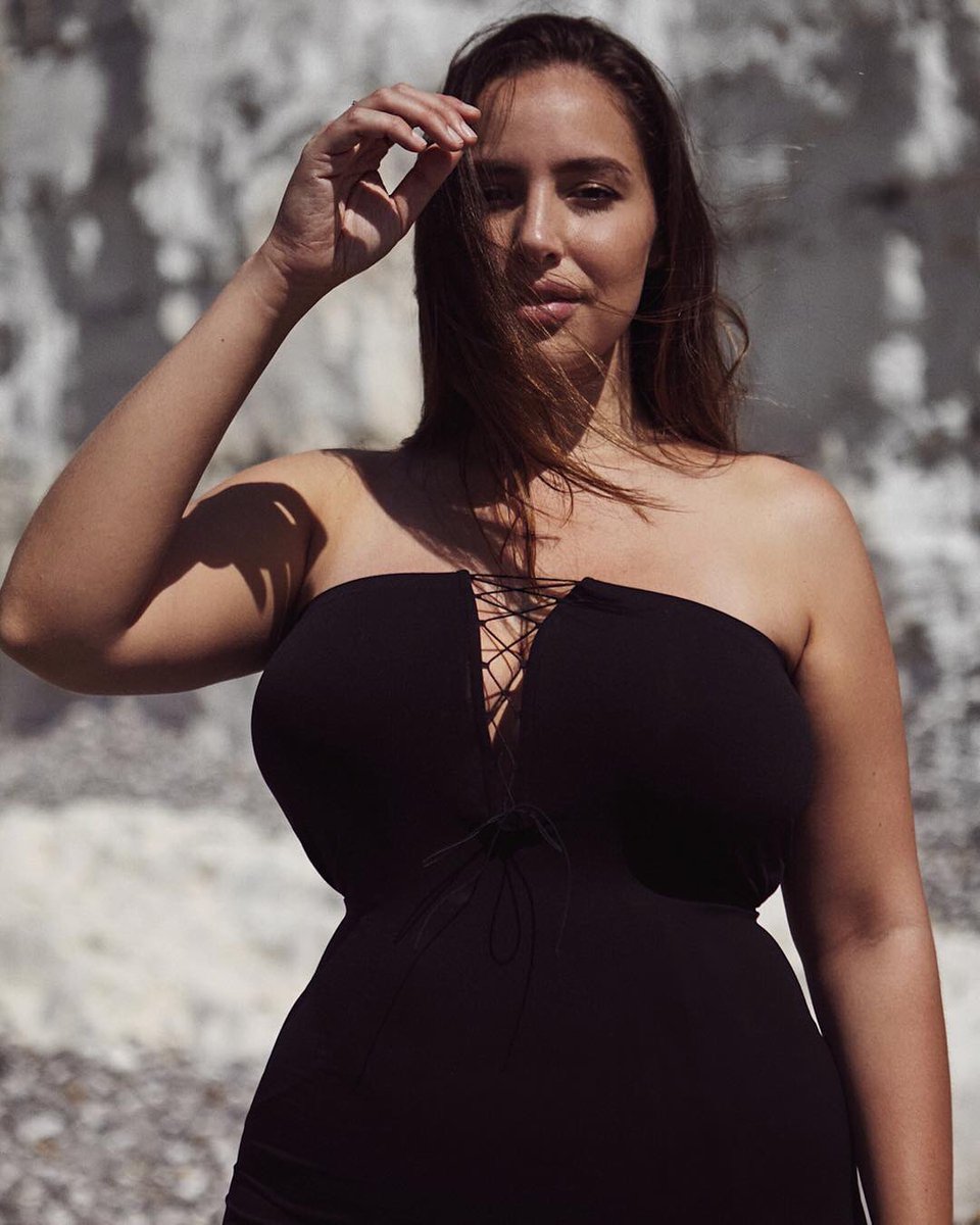 sidonie_g's tweet photo. Jada Sezer in #Wolford #FatalDress https://t.co/ecq4YWYAtb