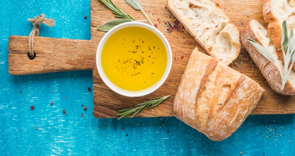 WebMD's tweet photo. Olive oil isn't just delicious-- it's also been shown to improve brain function over the long term and protect against dementia. https://t.co/Xd9VPaZkoo https://t.co/NqcYOErYgS