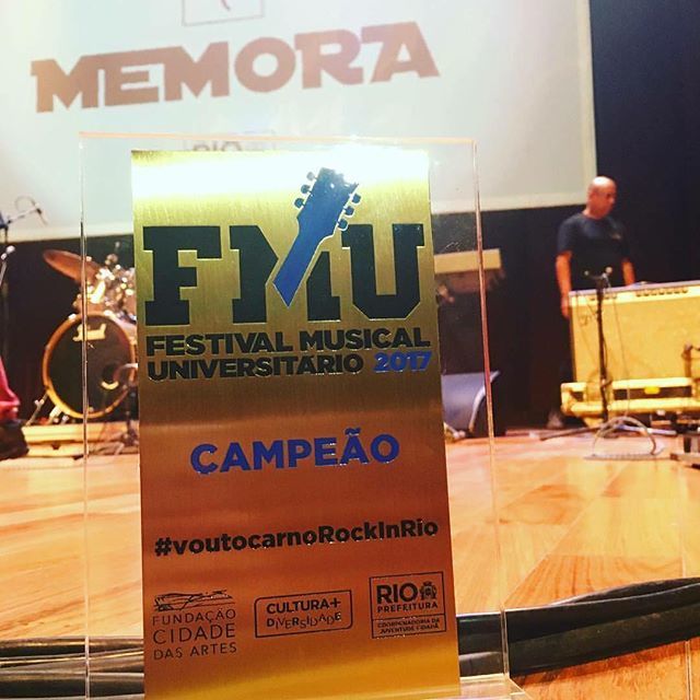 memoraoficial's tweet photo. Há exato 1 ano, o Brasil todo comemorava com a gente o fato de sermos a primeira banda independente carioca da década a figurarmos no line up oficial do @rockinrio. Ganhamos o FMU, ganhamos um palco no #Rock In Rio pra mostrar o nosso trabalho e foi lindo! Amolado de tanta g… https://t.co/cUEqMQHKjL