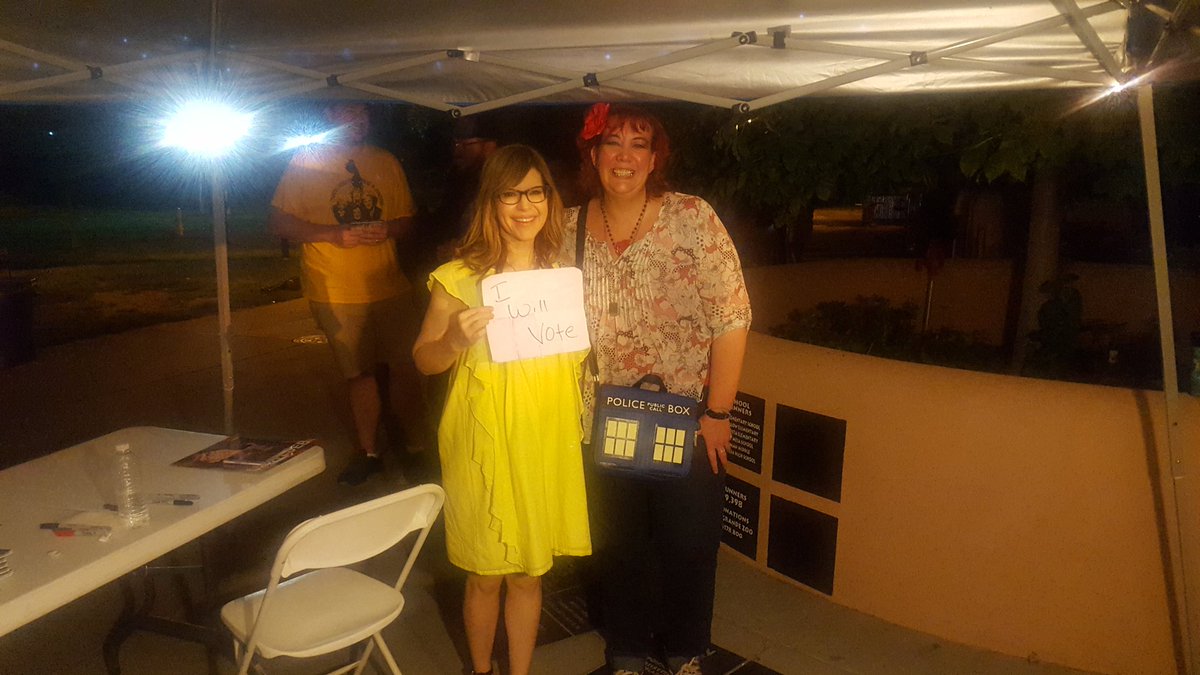 evrythngzen's tweet photo. Not only is @LisaLoeb one of the most delightful entertainers I've seen in a long time, she also votes and was kind enough to hold a sign for #teamelefunky for our @gish voter challenge. #vote #gish https://t.co/1y9OHFxos1