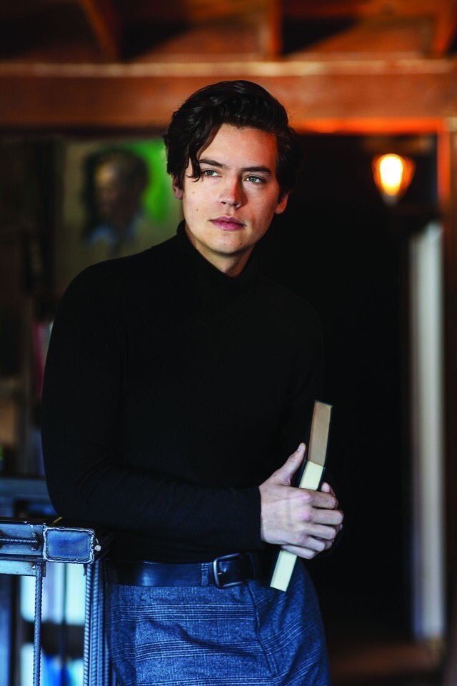 passei rápido e vi o harry styles mas é só o cole sprouse