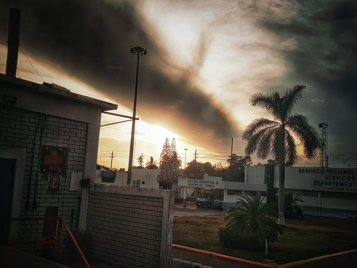 izl77's tweet photo. Bonita tarde de #lunes #mexico #Pemex #madero #shoot #ventanta #apocaliptico #samsung #cellphotography #photonote8 #samsungnote8photography #sky https://t.co/Tlp39i44yq