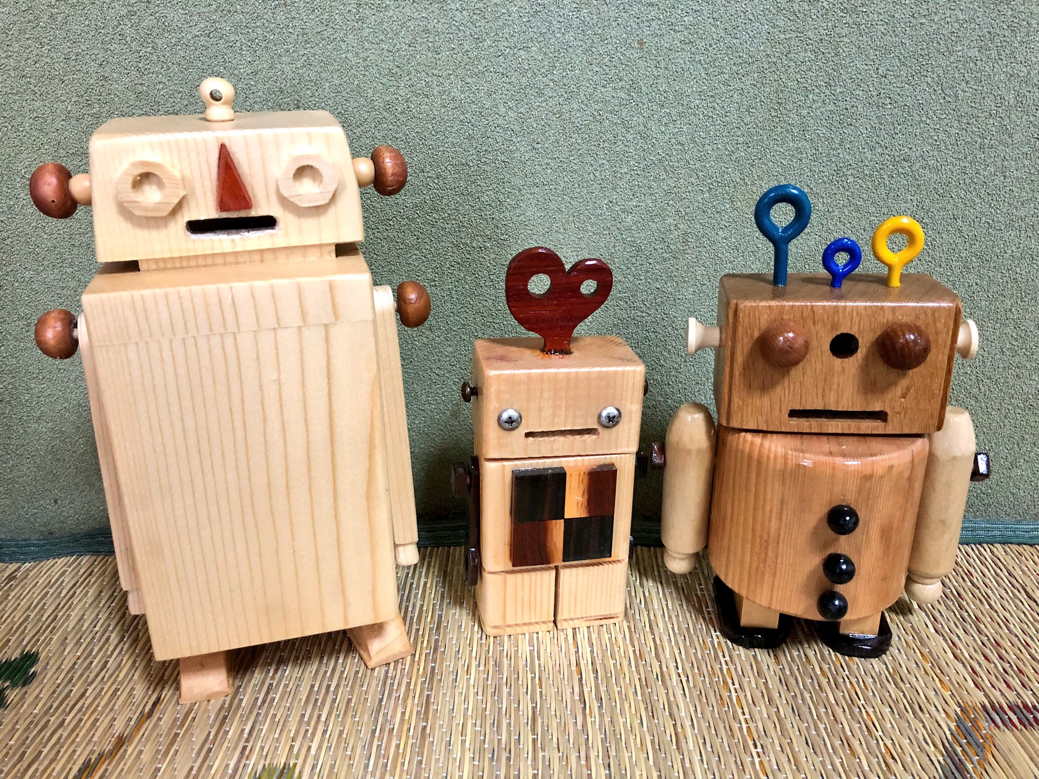 Kuri Twitterren ロボット貯金箱 左から1号 試作 3号 2号 口からいれて頭から出す 実家の父と仲良く作った 殆ど父で私は磨くのと削るのとパーツを決めたりデザインを考えただけ 父元気すぎ私疲れた