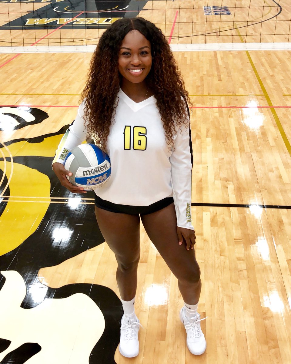 briannacolbert's tweet photo. They Wanted To See Me Fall. But I’ll Never Fold. Taking Everything They Said I Couldn’t Have 😤😤. Nothing But Gods Plan🙏🏾#SeniorSeason # FreeBreezy 🏐🐝💍🏆 https://t.co/ciNZr8MLey