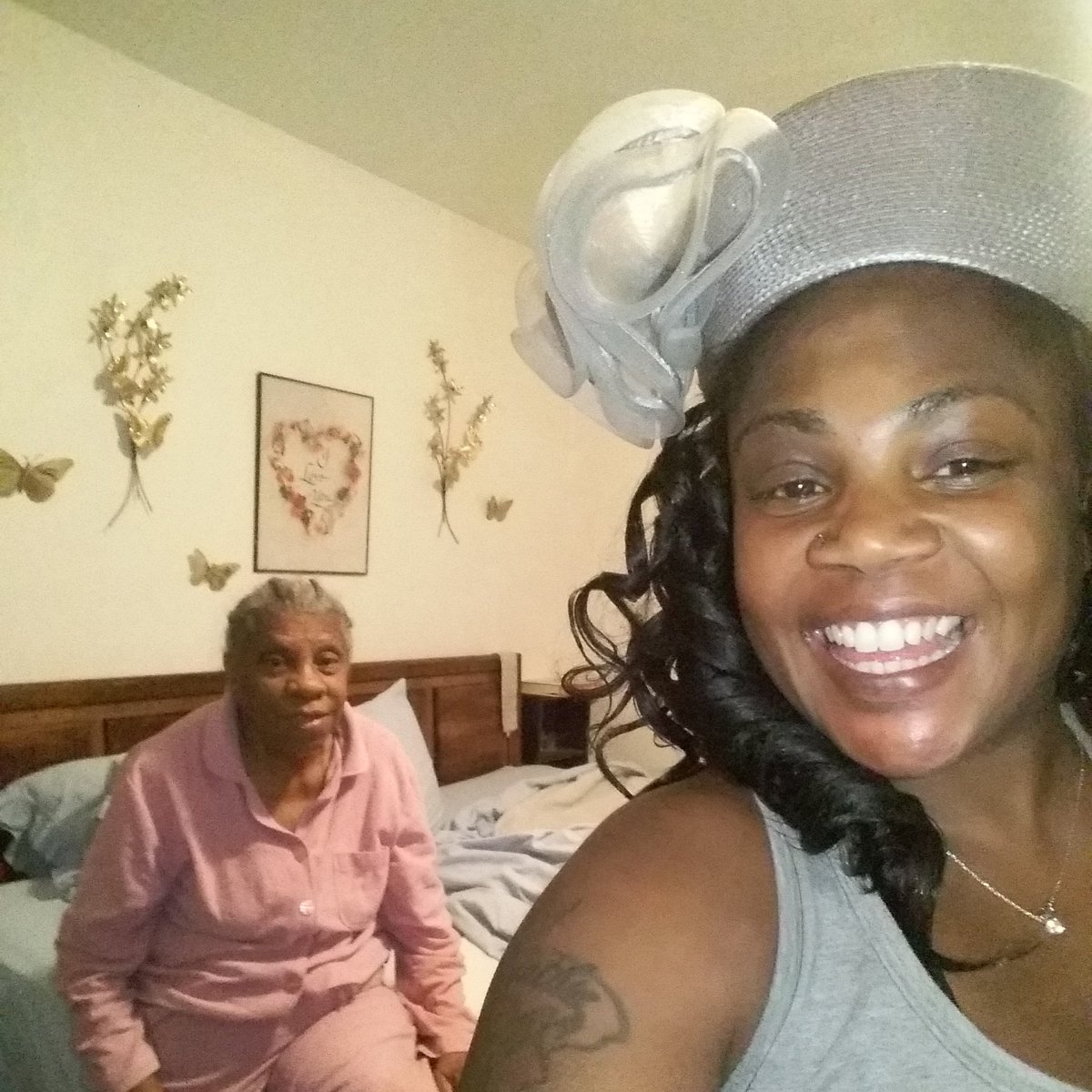 shirllepearl's tweet photo. #mygranda #herhat #myfavoritegirl #whoworeitbetter https://t.co/VZS6AyBBm9