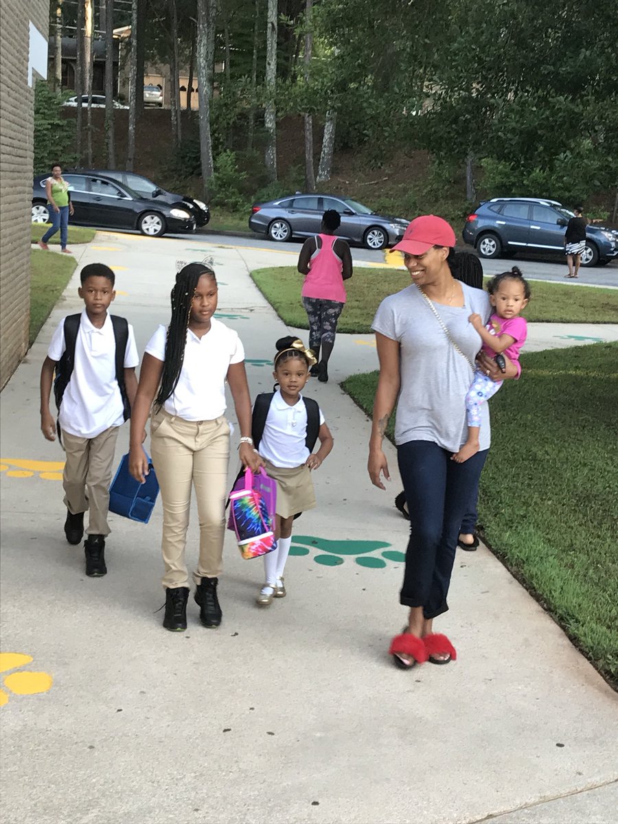 librarian30228's tweet photo. Great first day @BobMathisES @DeKalbSchools. Itโs going to be an awesome year! #FirstDayDCSD #DCSDRegionV https://t.co/S4nOHpviJf