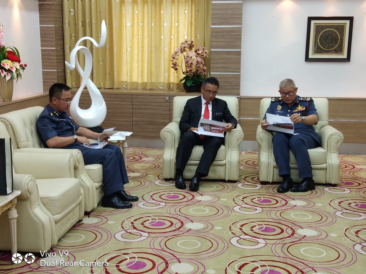 JBPMBombaMelaka's tweet photo. 6.8.18 Lawatan Kunjung Hormat YAS Tuan Mohammad Hamdan bin Hj. wahid kepada YAB Tuan Adly bin Zahari Ketua Menteri Melaka brsma YS PPjB Kamarulzaman Malik Abdullah Pengarah Melaka.
@KP_bombaJBPM 
#pintarhijaubersih
#melaka
#bomba
#bombamelaka https://t.co/tE5EFKuW8J