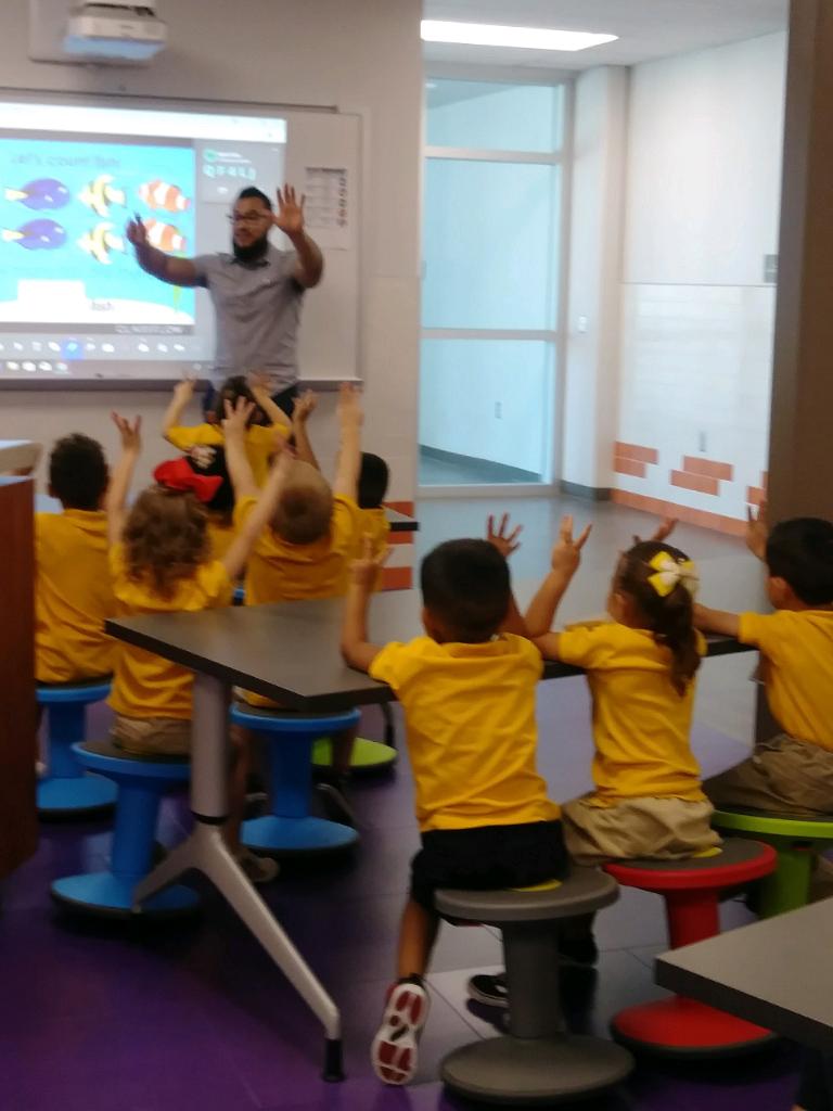 HBELTRAN_TECH's tweet image. RT AGomez_JCE: Today we broke the learning hubs in!💪 #TeamSISD #stayBUFF