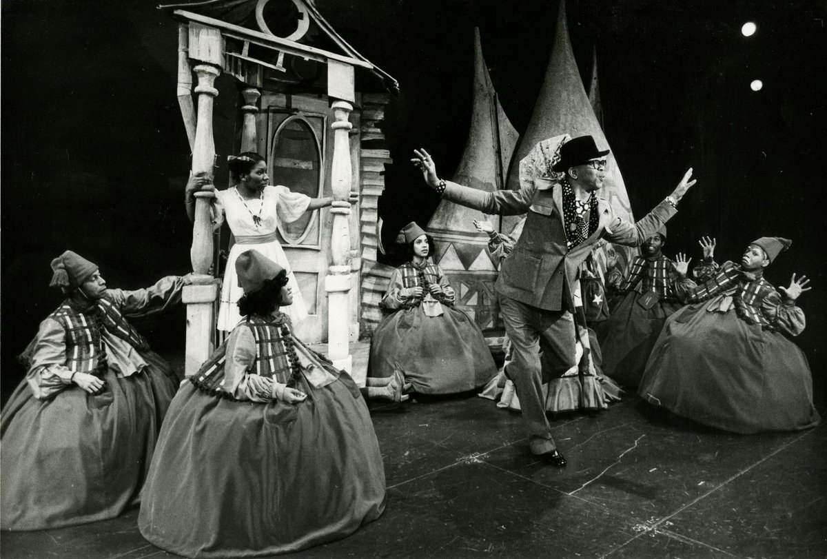 bronze_bombSHEL's tweet photo. Geoffrey Holder was the costume designer for the original 1975 production of #TheWiz 

He won the Tony Award for Best Costume Design for his work on #TheWiz https://t.co/oa5F22Ldfm