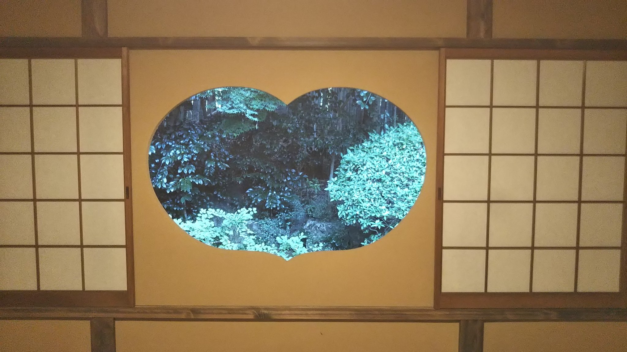 竹の寺地蔵院 この窓のかたちを 猪目といいます ハート みたいですが 日本古来から伝わる寺院建築に用いられる紋様のひとつです ただいま この茶室を公開中です 8月31日までです 茶室 猪目 猪目窓 竹の寺 T Co Guqsexv4qa Twitter