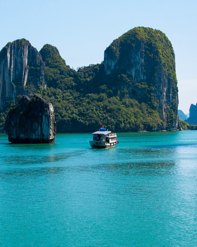 VietMedia01's tweet photo. Let's feel the beauty of Halong Bay, Vietnam 
And let's travel now: https://t.co/GcN9wLg2IC
#vietnam #halongbay #beautiful #beautifuldestinations #beautifulpictures #travel #vietnamtravel #discoverglobe #explore #amazingvietnam #discovervietnam #traveltoindochina https://t.co/kNzyEU4Tkv